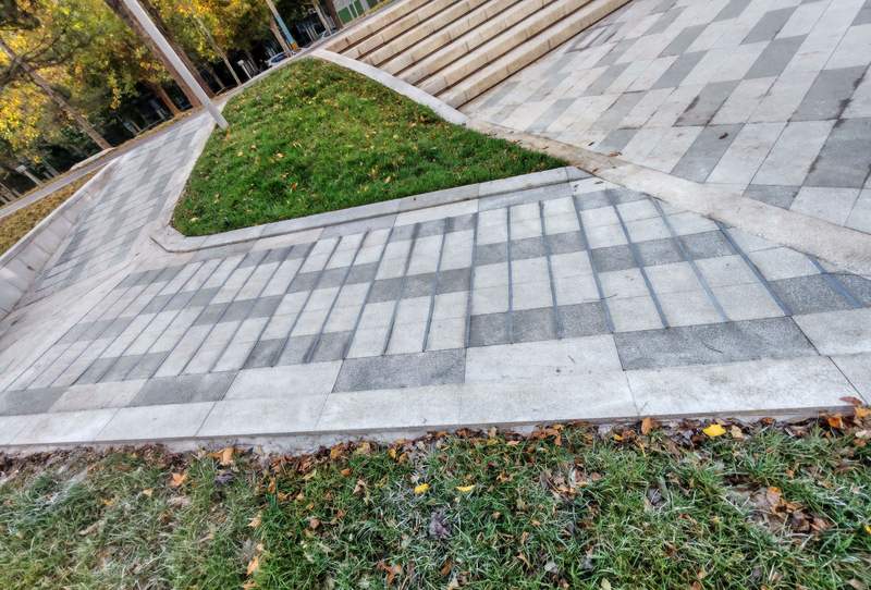 11月15日，收到市民反映后，较陡坡道采取防滑处理，设置了防滑条。朝阳区水务建设管理中心供图