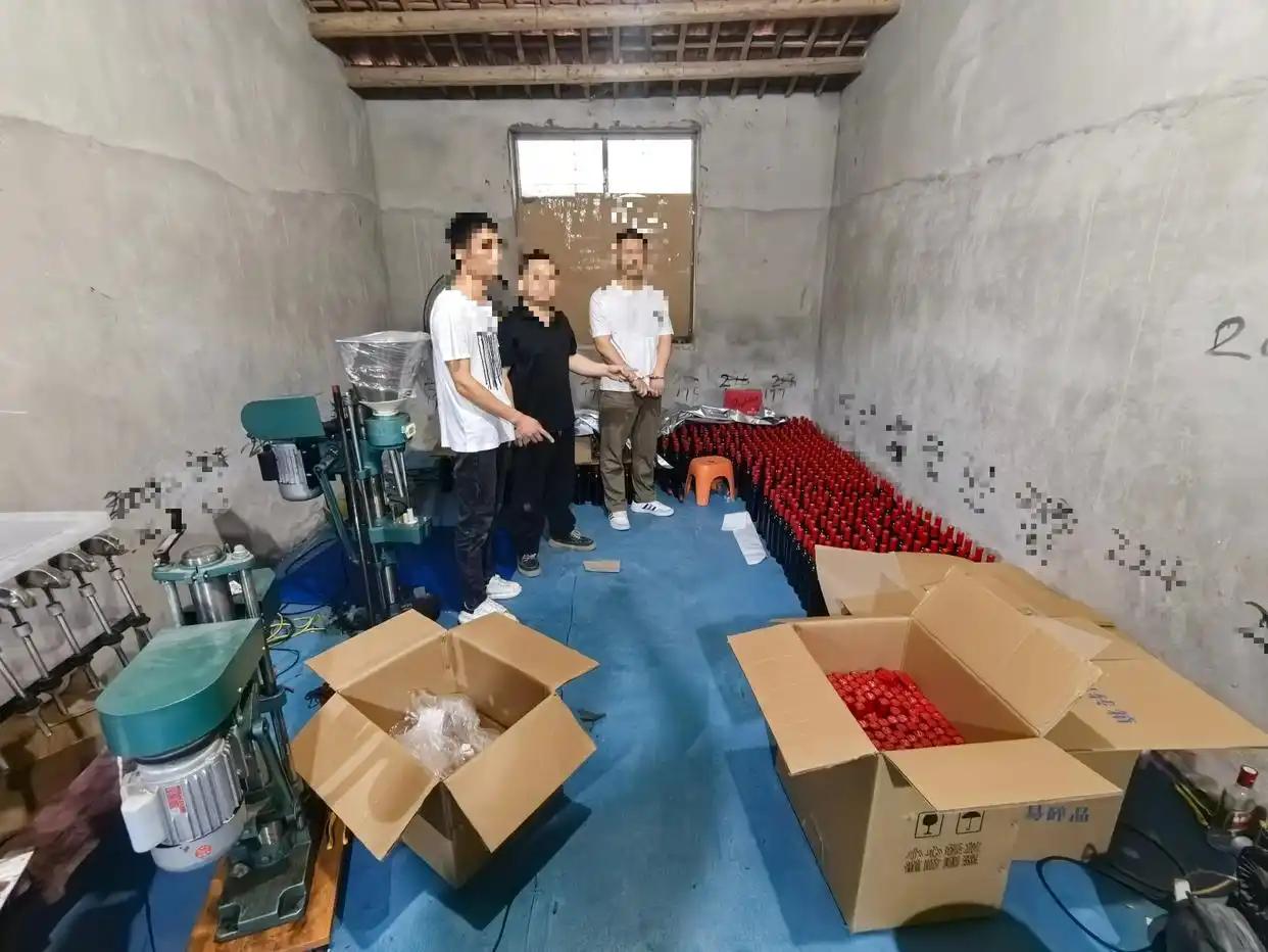 嫌疑人指認(rèn)。武漢市公安局黃陂區(qū)分局