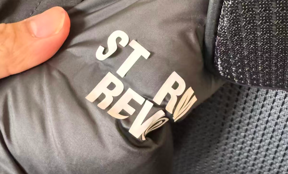 此前有消费者吐槽影视飓风自有品牌冲锋衣存在脱胶问题。（图/小红书网友@BUKU）