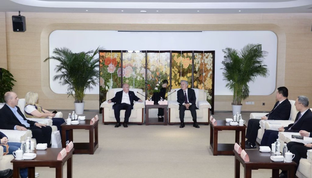 南京马拉松鸣枪，希腊马拉松市政府代表团来访