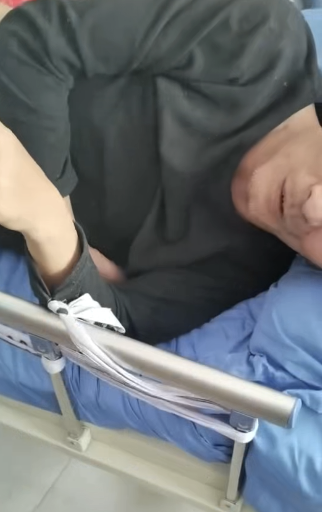 2023年10月，张怡63岁的父亲在益寿养老院不明原因骨折后，被捆绑治疗。受访者供图