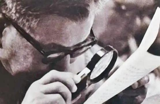 杨承宗坚持靠左眼仅存的视力工作