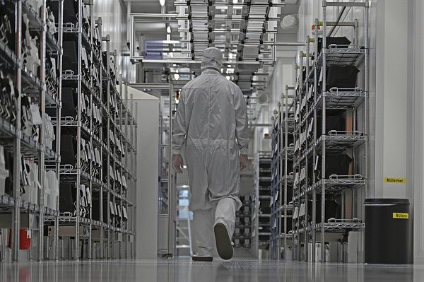 安世半導(dǎo)體的一名員工走過該公司的潔凈室。 視覺中國