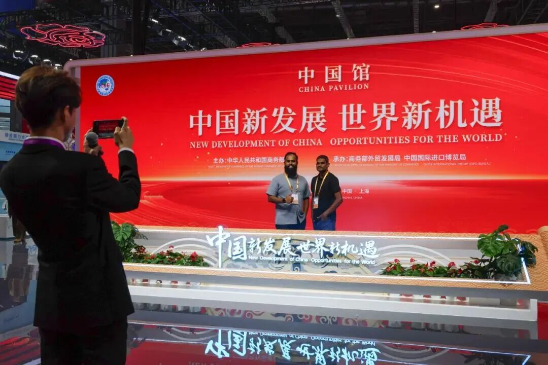 11月10日，外国展商在中国馆拍照留影/新华社记者王翔 摄