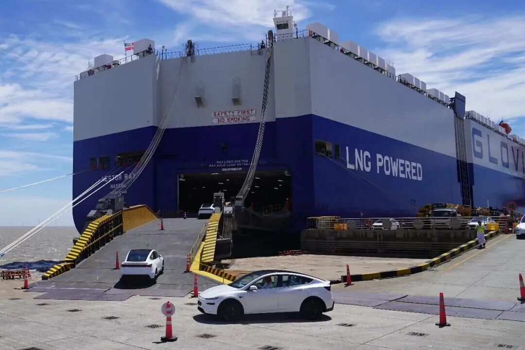 2025年7月2日，在上海自贸试验区临港新片区南港码头，一批新能源汽车驶向一艘滚装货轮/新华社记者杨有宗 摄