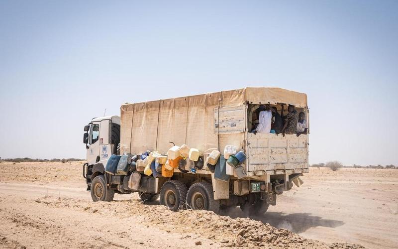 ▲6月26日，苏丹难民转运卡车由乍得东部城市蒂内开往伊里迪米。图/新华社