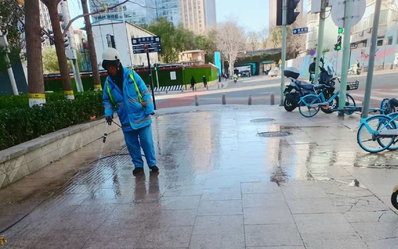 11月17日，工作人员在景华街清理银杏果渣。受访者供图