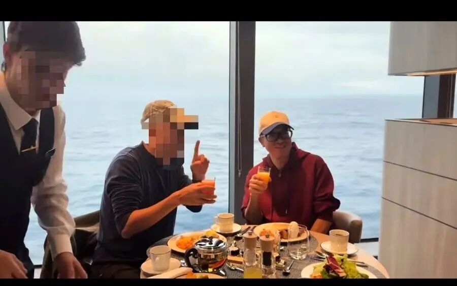 俞敏洪與友人在去南極途中吃早餐（圖源 俞敏洪個人微博）