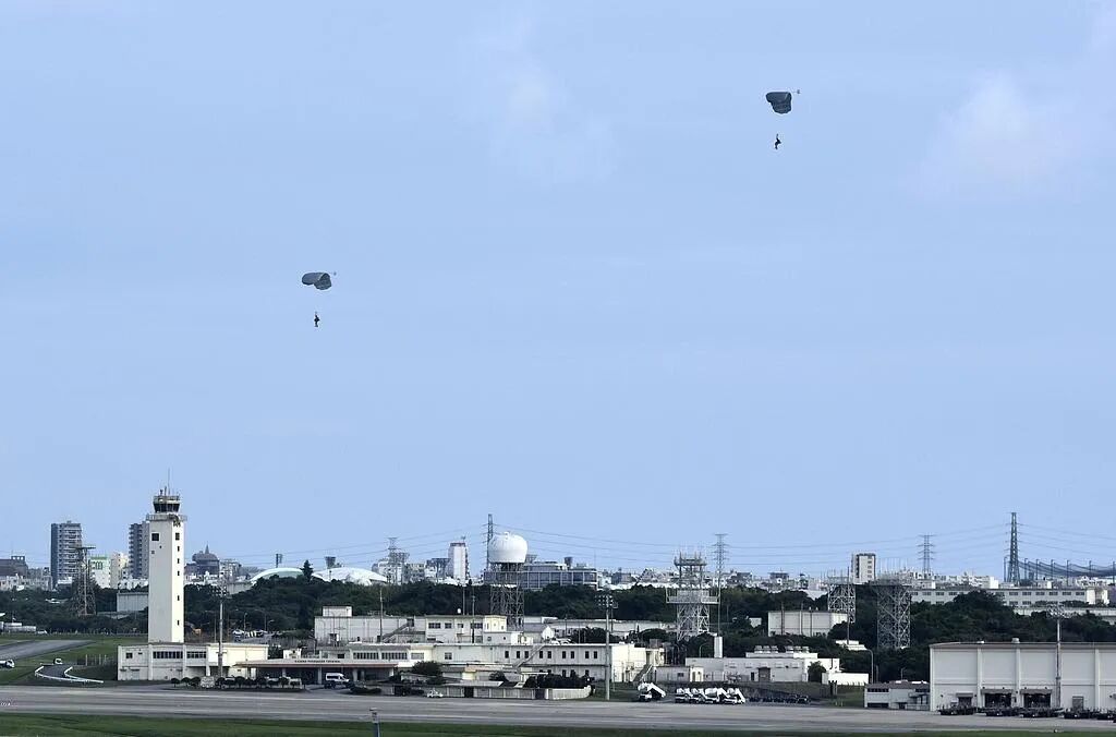 当地时间2025年10月23日,美国空军人员在嘉手纳空军基地进行跳伞训练