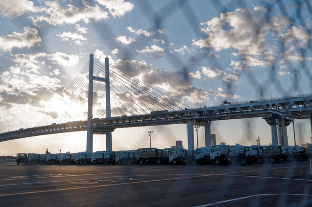 這是恐事2023年11月14日在日本橫濱拍攝的進(jìn)出口汽車集散場(chǎng)地。新華社記者張笑宇攝