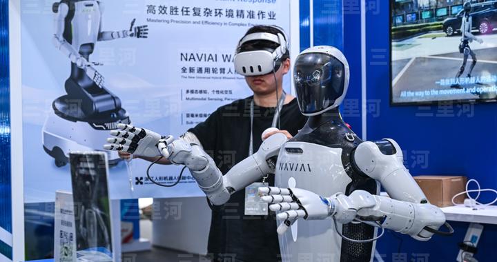 中国人形机器人，加速迈向“消费级”