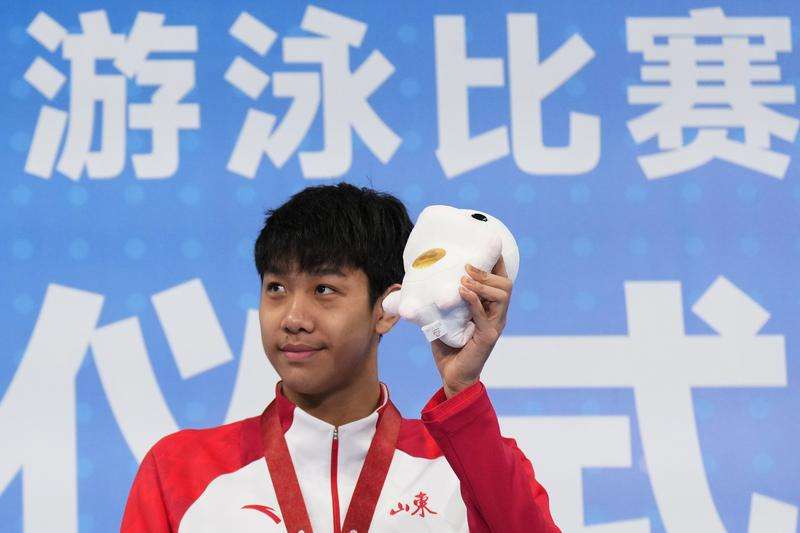 11月17日，山东队选手张展硕在颁奖仪式上。新华社记者 薛宇舸 摄