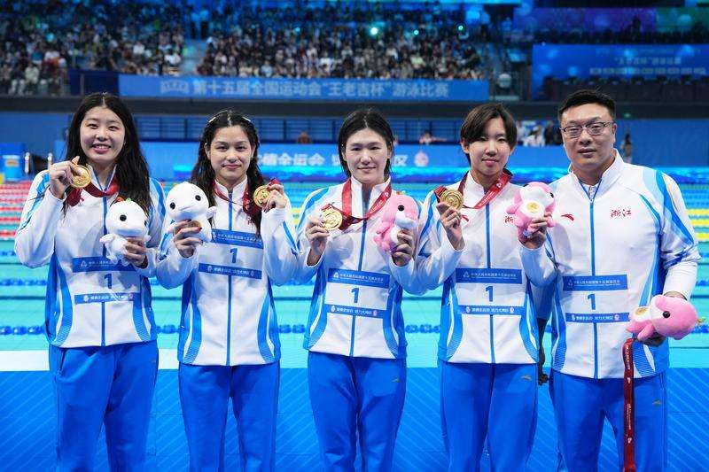 11月17日，浙江队成员吴卿风、余依婷、叶诗文、鲁星辰（从左至右）和教练在颁奖仪式后合影。新华社记者 杜宇 摄