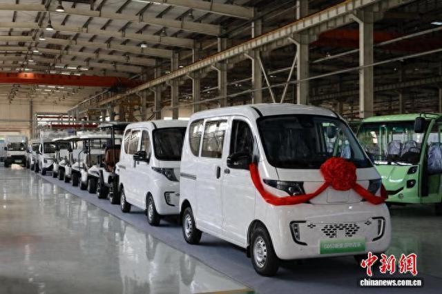 图为广西汽车集团多款产品出口东盟。林馨 摄