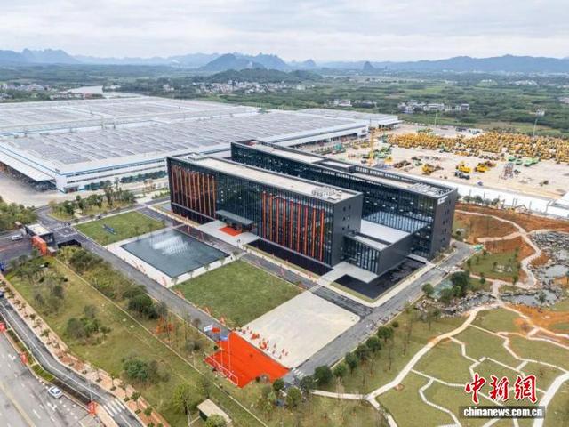 11月18日，柳工新能源智能化全球创新中心暨柳工股份总部入驻仪式在柳州市北部生态新区举行。柳工供图