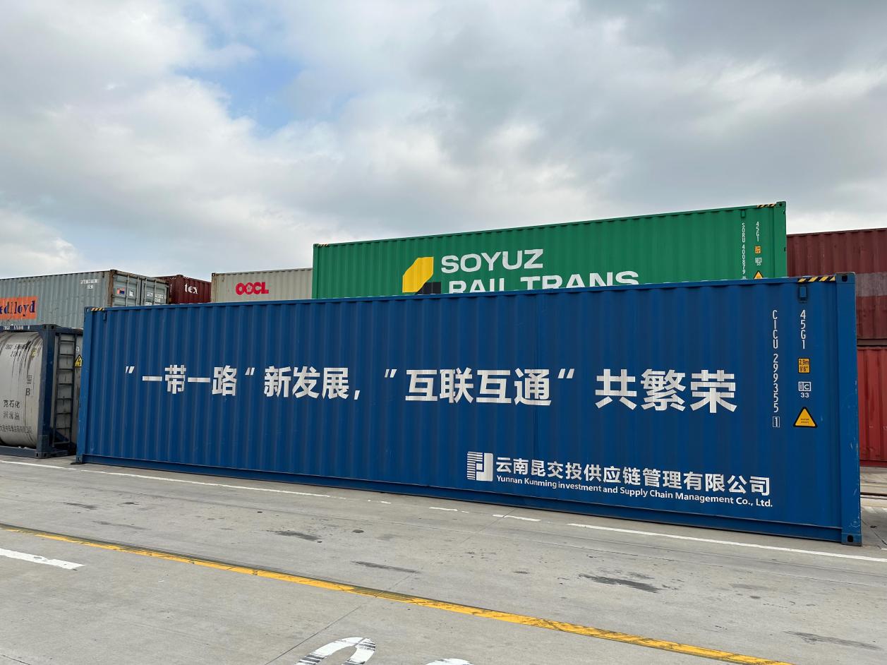 堆放在中铁联集青岛中心站待发的中欧班列集装箱。路炳阳/摄影