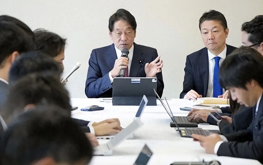 自民黨安保調查會會長小野寺五典（中間） 圖源：日媒