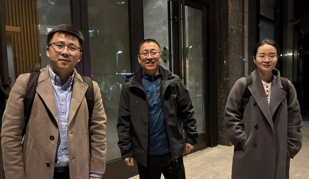 楊鐵軍（中）與他的兩名辯護律師胡佼松（左）、王帝