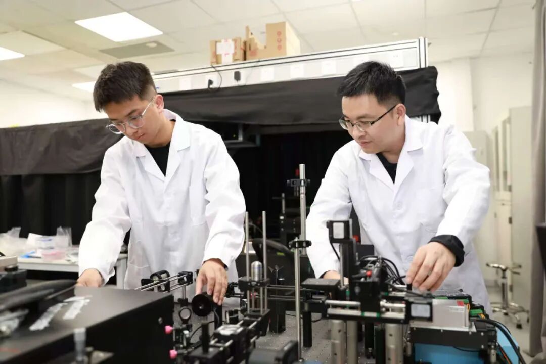 共同通讯作者韩三阳（右）与其学生、共同一作张鹏。图片来源：清华大学