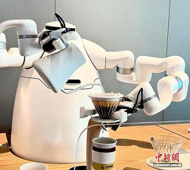 沈阳人工智能产业园内，机器人正在为观众冲泡咖啡。杨茜茜 摄