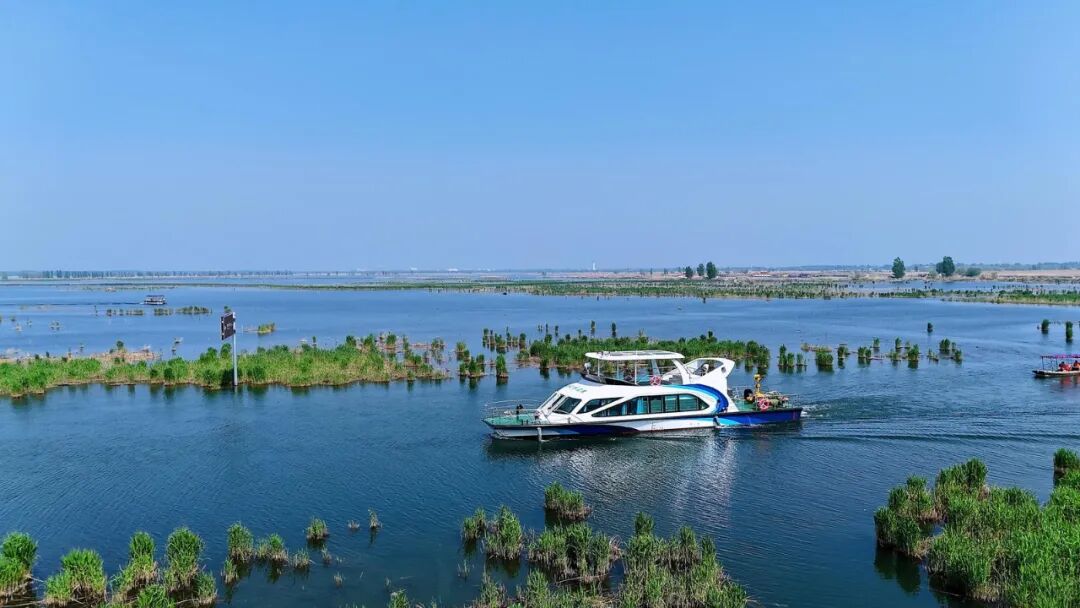 2025年4月20日，雄安新区生态环境应急监测船正在白洋淀区采集水样。科技日报记者 