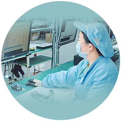 浙江强脑科技有限公司智能仿生手生产线工人在调试产品。