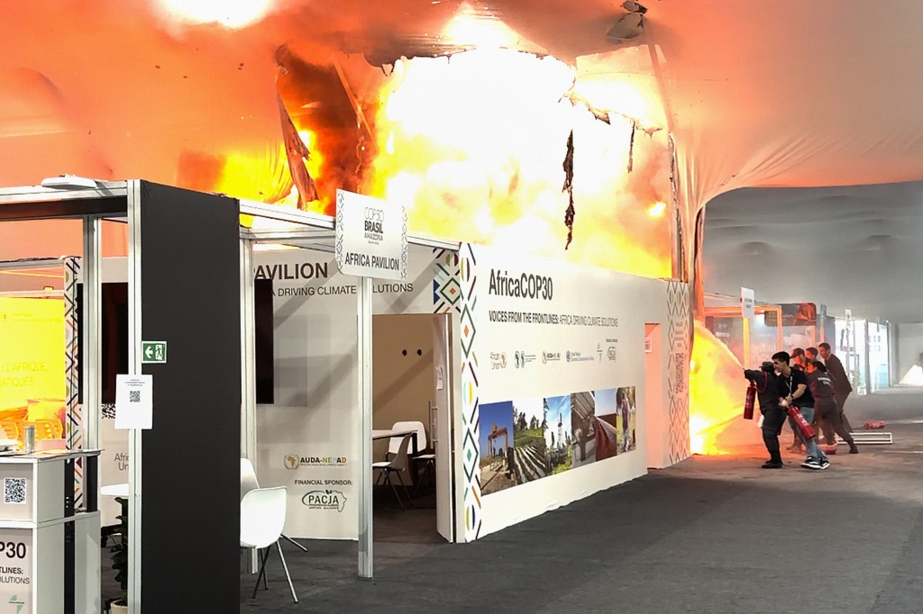 11月20日，巴西貝倫，會(huì )場(chǎng)展館被火焰吞噬。