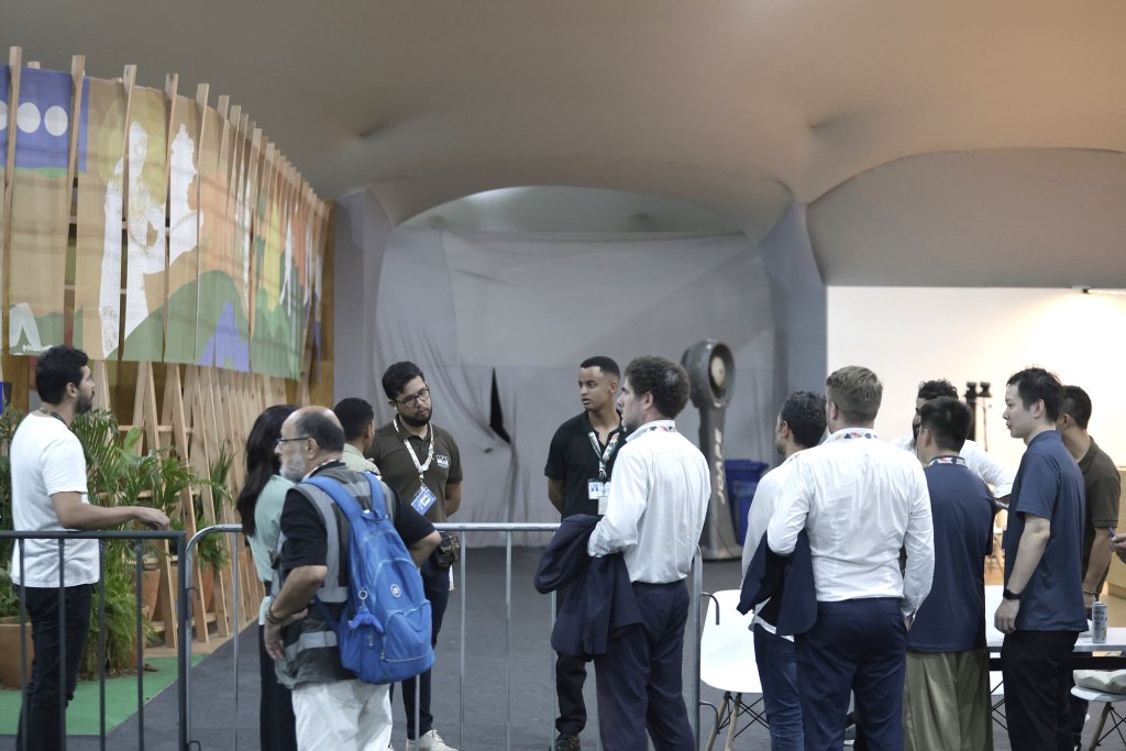 11月20日，場(chǎng)后重巴西貝倫，遇火人們進(jìn)入重新開(kāi)放的新開(kāi)聯(lián)合國氣候峰會(huì )會(huì )場(chǎng)。