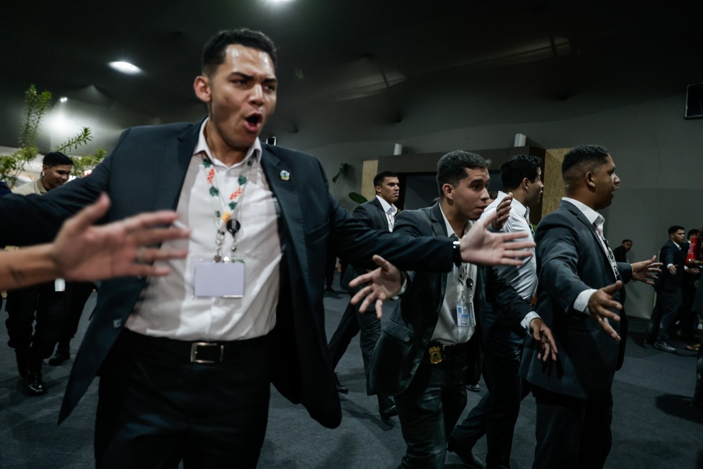 1月20日，巴西貝倫，消防員在聯(lián)合國氣候變化大會(huì )談判區撲滅火災后，安保人員疏散現場(chǎng)。