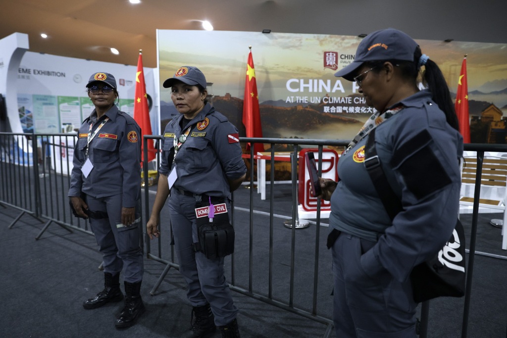 11月20日，第現<strong></strong>巴西貝倫，聯(lián)合國氣候峰會(huì )會(huì )場(chǎng)重新開(kāi)放后，巴西民防消防員在場(chǎng)內值守。