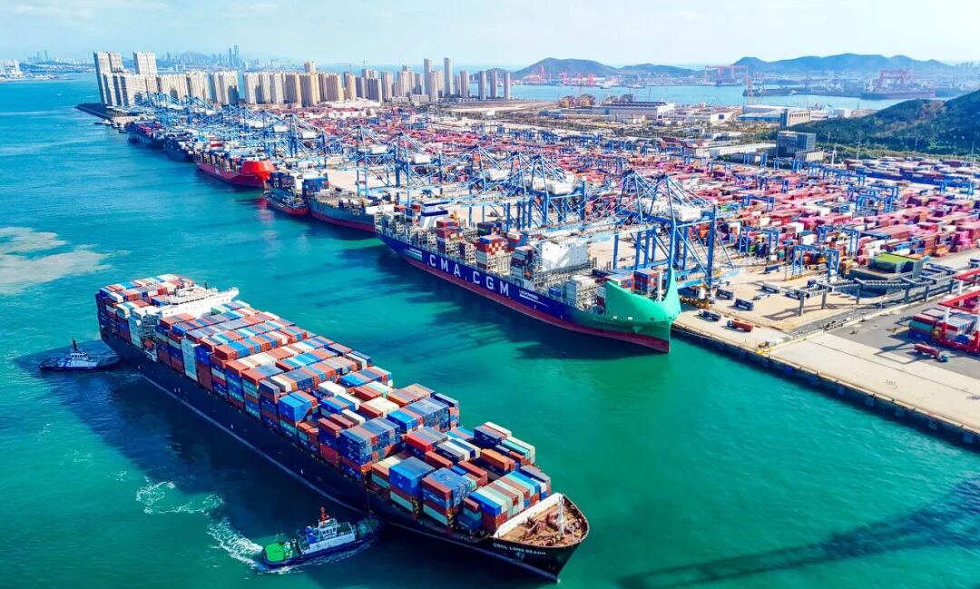 货轮满载货物驶出青岛自贸片区。图源：新华社