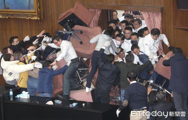 打架是台湾立法机构的常见一“景” 图源：台媒