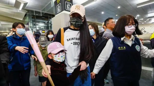 “台独”分子“八烱”等人向民进党当局检举中国大陆籍配偶网红刘振亚在社交媒体上宣传武统言论，迫使其离台。 图源：BBC