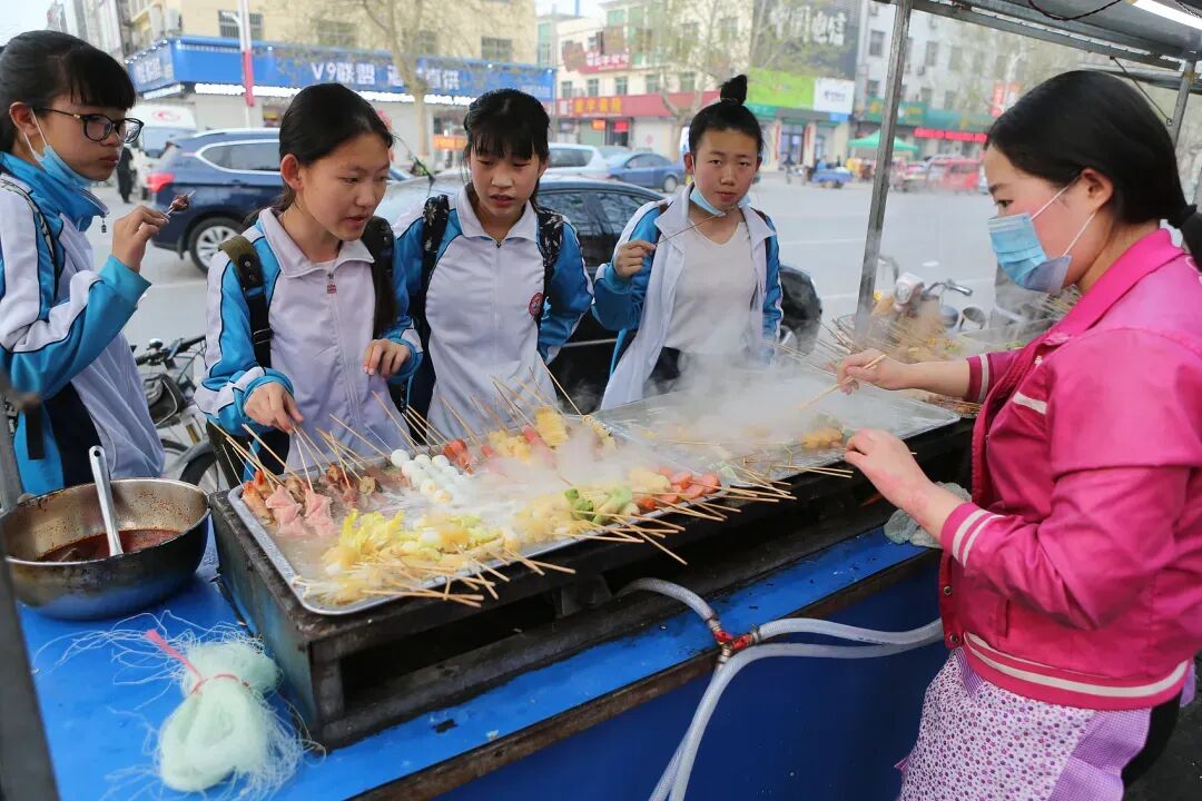 2017年，雄县街头的麻辣烫。图源：视觉中国