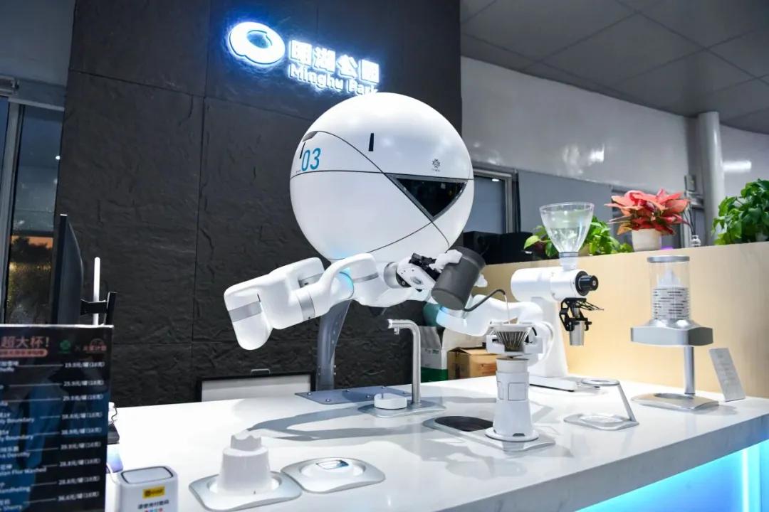深圳光明区的明湖公园里，机器人在制作咖啡。新华社记者 梁旭 摄