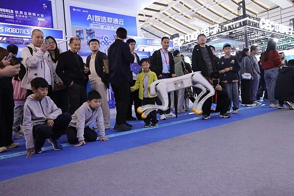 11月8日，浙江乌镇，2025年世界互联网大会“互联网之光”博览会迎来首日观众。图源：视觉中国