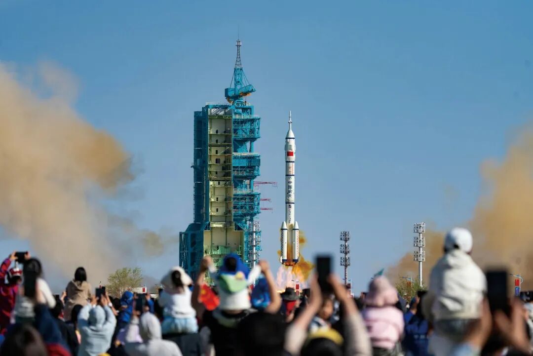 搭载神舟二十号载人飞船的长征二号F遥二十运载火箭在酒泉卫星发射中心发射。图源：新华社