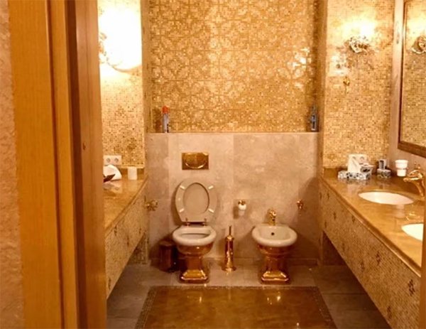 明季奇公寓里發現的金馬桶 社交媒體