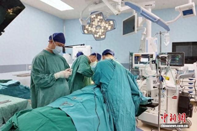 图为手术现场。院方供图