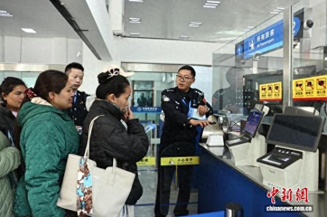 图为聂拉木边检站民警引导旅客扫码通关。 邹兴国 摄