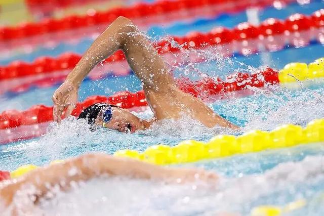 2025年11月17日，第十五届全国运动会游泳项目男子1500米自由泳决赛中，张展硕夺得金牌。