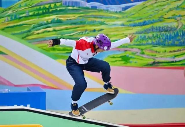 2025年11月11日，第十五届全国运动会滑板女子街式决赛，崔宸曦夺冠。