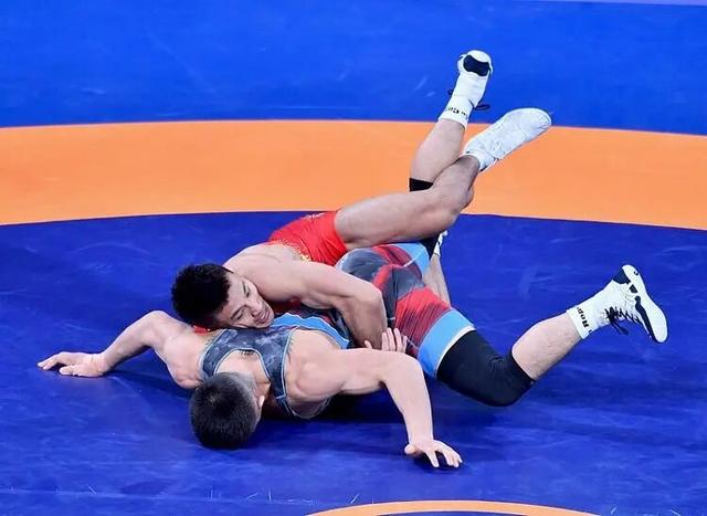 2025全运会摔跤男子古典式77公斤级决赛：刘瑞4-1巴合江·哈力山。