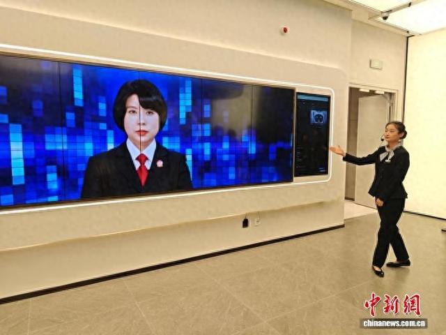 北京互联网法院内，讲解员展示“AI法官”的功能妙用。中新网记者 刘越 摄