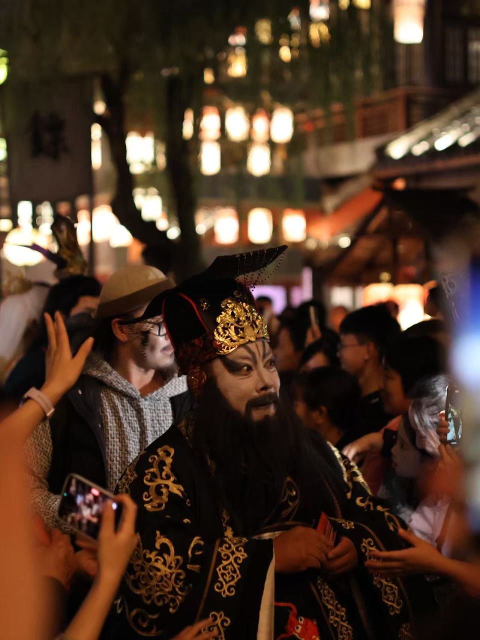 “老板不给加班费？拿生死簿来！”横店“阎王爷”为何突然爆火？