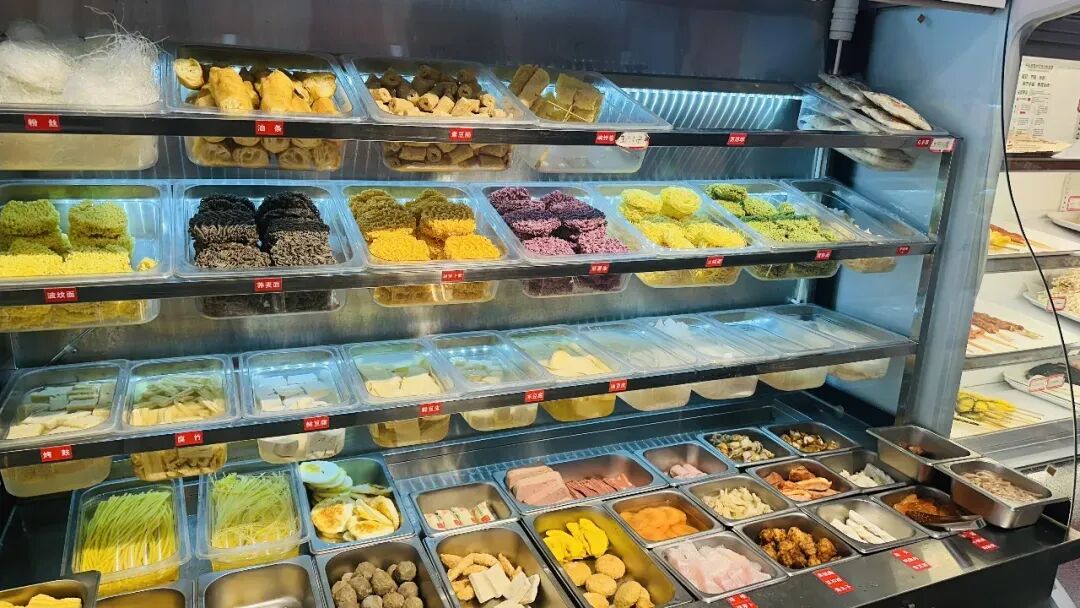 施新宇经营的麻辣烫店里的展柜。图源：受访者