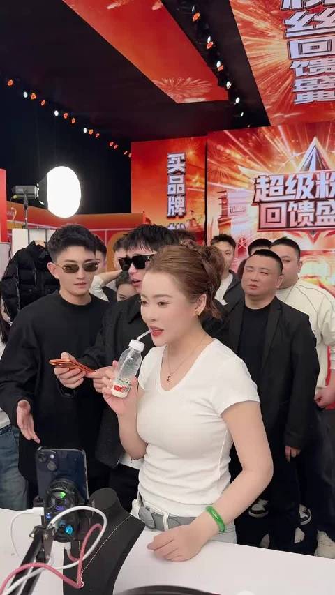 刘二狗直播喊话引争议,蛋蛋处境尴尬|蛋蛋|狗_新浪新闻