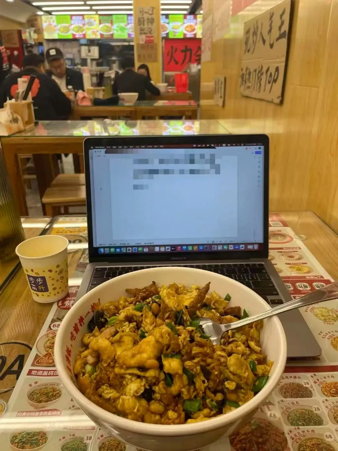 在盖码饭馆加班的打工人。图 / 讲述者提供