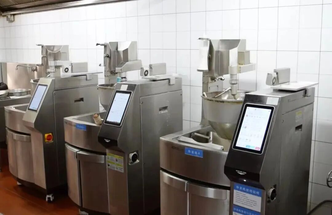 霸碗盖码饭的炒菜机器人。图 / 霸碗公众号