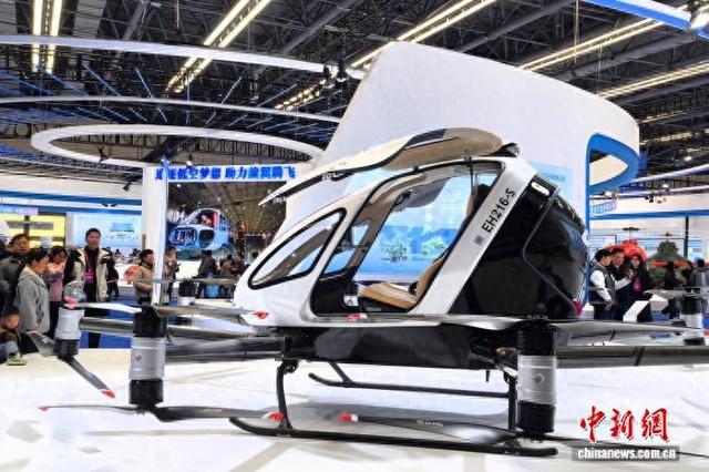 11月22日，2025中国(江西)航空产业大会在景德镇开幕。图为一家企业展示的电动垂直起降飞行器。中新社记者 吴鹏泉 摄